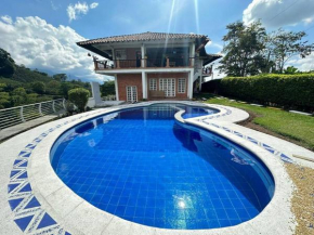 Casa con piscina a las afueras de Armenia